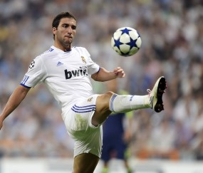 世界杯2026-范戴克刷新纪录，拜仁速胜几内亚，双线战场上的胜利交响