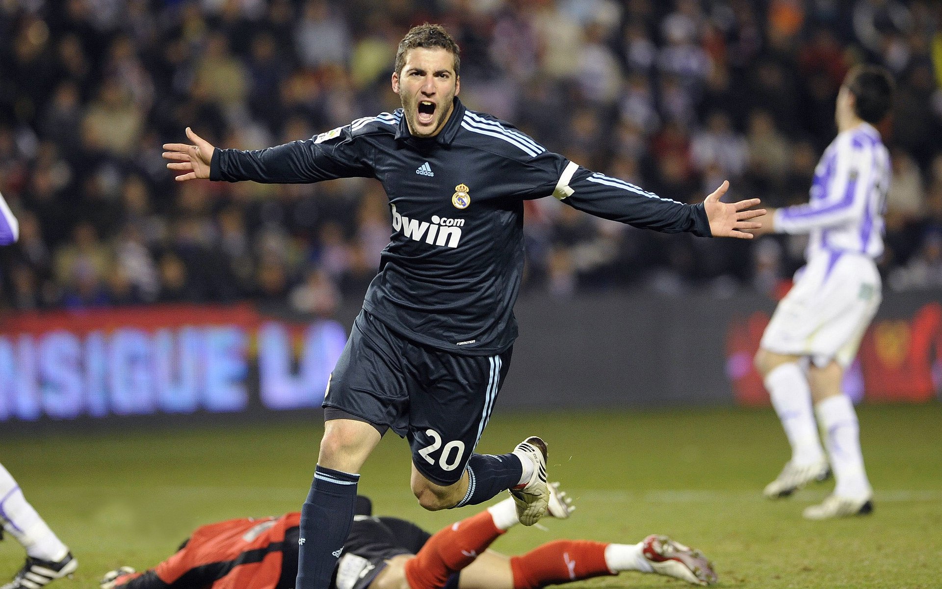 年度焦点之战之夜，浓眉攻防两端统治，当现代篮球的终极答案降临